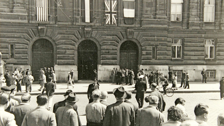 Wien, 2. Mai 1955: Unter großer öffentlicher Anteilnahme beraten die Botschafter der vier Besatzungsmächte über die noch ungeklärten Punkte des österreichischen Staatsvertrages.