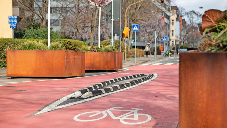 Nur Fahrradfahrer dürfen durch: Diagonalsperre auf dem Oeder Weg in Höhe der Holzhausenstraße