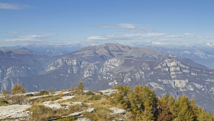 Die Eiszeit hat zahlreiche Spuren in den italienischen Alpen hinterlassen: Blick vom Monte Castelberto in den Lessinischen Bergen quer übers Etschtal zum Altissimo