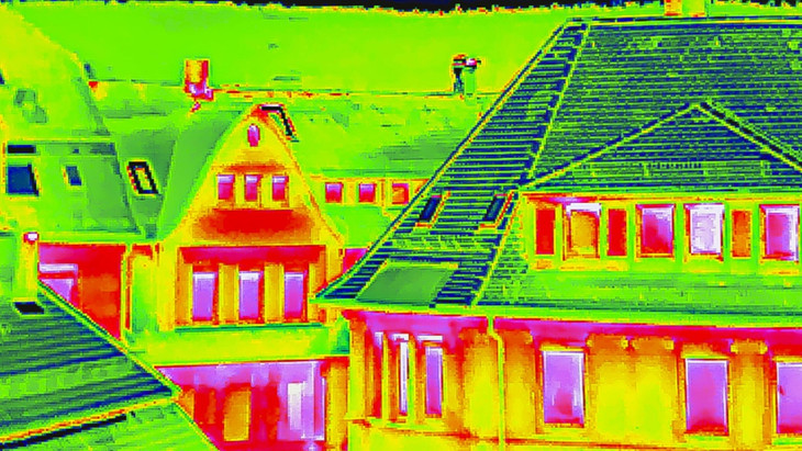 Dieses Wärmebild zeigt Schwachstellen in der Isolierung von Wohngebäuden. Ein größer Teil der Wärme verpufft noch immer in die Umwelt.
