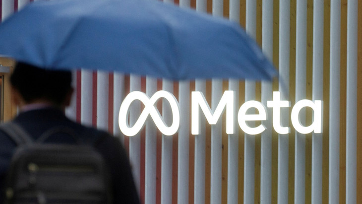 Ein Mann läuft an einem Logo des Internetkonzerns Meta vorbei. (Symbolbild)