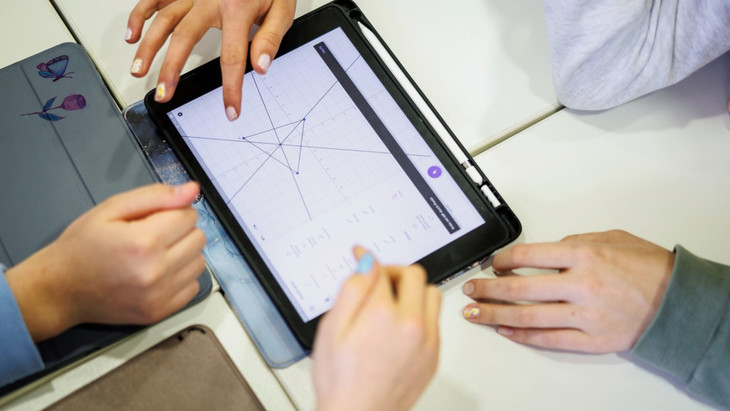 Geometrie am Bildschirm: Schülerinnen einer siebten Klasse arbeiten in einem Klassenraum am Oskar-Maria-Graf-Gymnasium in Neufahrn in einer Arbeitsgruppe am Tablet.