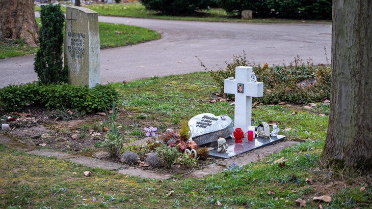Ort der Trauer: Eine Gedenkstätte auf dem Friedhof in Frankfurt-Höchst erinnert an den getöteten Schüler.