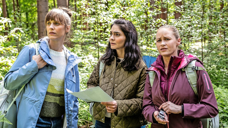 Irren durch den Wald: Sophie Lutz, Pegah Ferydoni und Inez Bjørg David (von links)