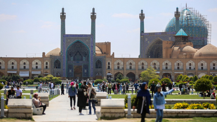 Die iranische Stadt Isfahan wurde in der Nacht zum Freitag offenbar Ziel eines israelischen Angriffs. Tags drauf herrscht normales Leben.