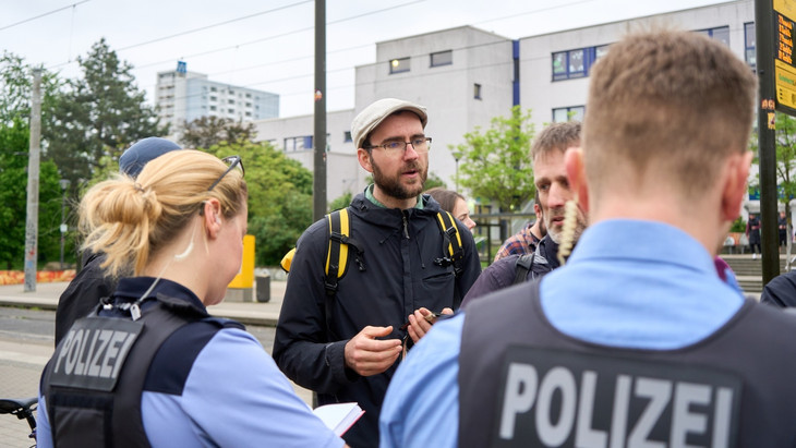 Polizisten nehmen nach dem Angriff in Dresden auf eine Grünen-Politikerin am Dienstag den Sachverhalt auf.