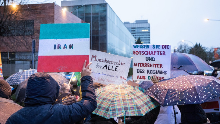 In Frankfurt haben vor dem iranischen Generalkonsulat mehrfach Aktivisten für die Schließung demonstriert.