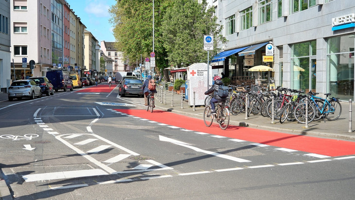 In Gegenrichtung nur für Radfahrer: Einfahrt in den Grüneburgweg von der Eschersheimer Landstraße