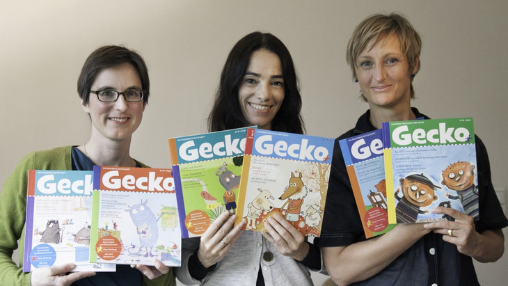 Anke Elbel (r.), Muriel Rathje und Christina Tüschen mit Ausgaben ihrer Kinderzeitschrift