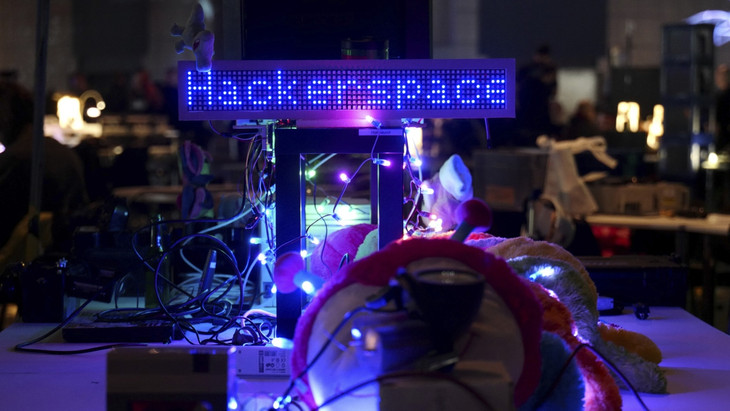 Der Schriftzug „Hackerspace“ leuchtet am Stand des Vereins Binary Kitchen e.V. beim 35. Chaos Communication Congress 2018 in Leipzig
