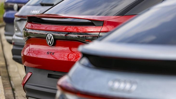 Volkswagen- und Audi-Modelle auf einem Werksgelände des VW-Konzerns