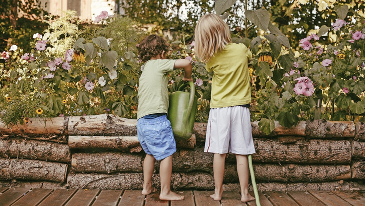 Kinder machen gerne mit – das sollte man im Garten nutzen.