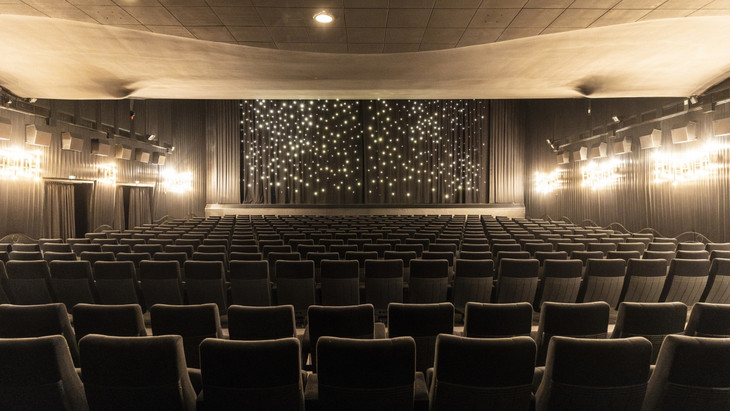 Ein letztes Mal Sternenhimmel im Europa, dem ersten Saal der E-Kinos.