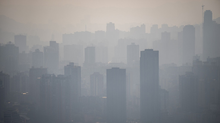 Blick über das Dunst und Smog verhangene Chongqing in China mit dem Jangtze Fluss