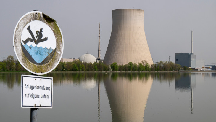 Das stillgelegte Kernkraftwerk Isar 2 im April 2024