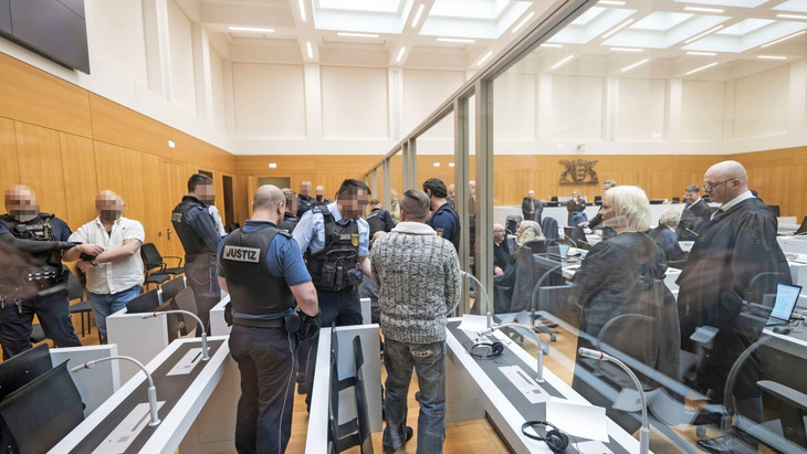 Prozessauftakt: Die Angeklagten kommen am Montag in den Gerichtssaal in Stuttgart.