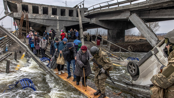 Ukrainer fliehen aus Irpin in der Nähe von Kiew