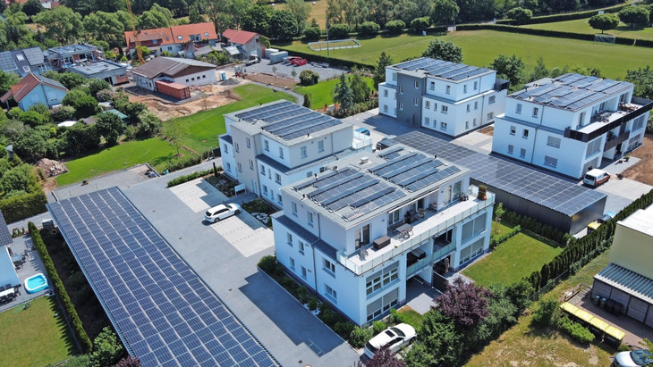 Sonnenanbeter in Eichenzell: Die Solarflächen auf Gebäuden und Carports reichen für 70 Prozent des Stromverbrauchs