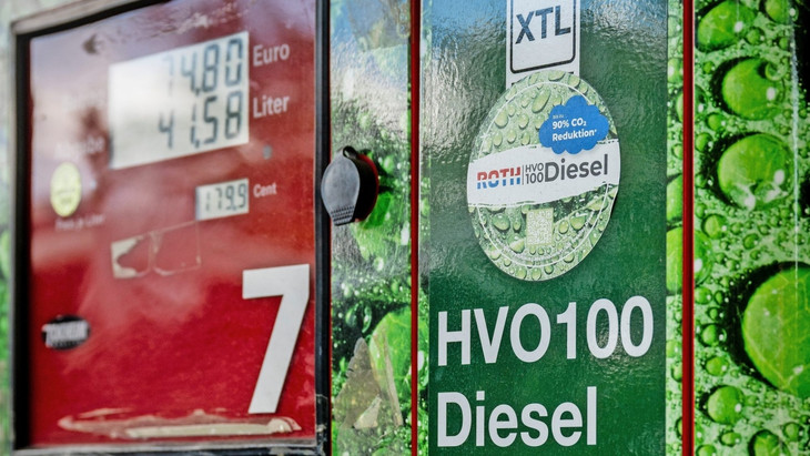 HVO 100: Für den Autotank gibt es bereits Bio-Diesel.