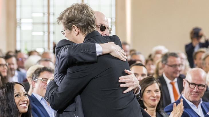 Salman Rushdie umarmt seinen Kollegen und Freund Daniel Kehlmann nach dessen Laudatio in der Frankfurter Paulskirche.