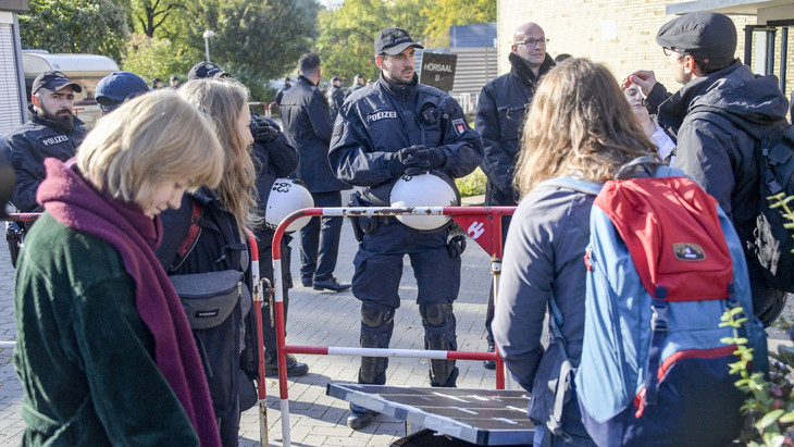 Polizisten überwachen den Zugang zur Vorlesung von AfD-Mitgründer Bernd Lucke.