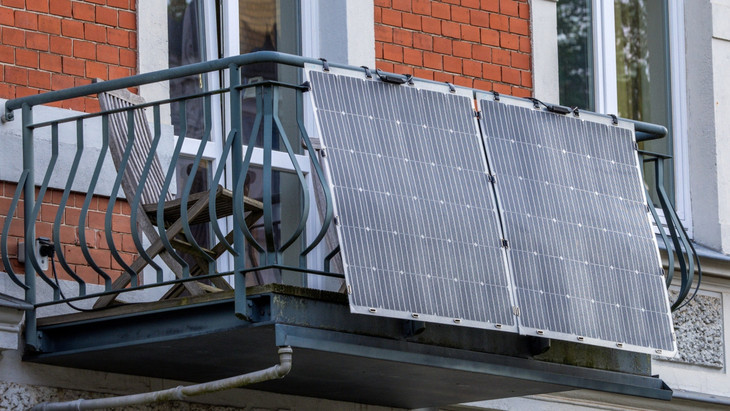 Solarmodule an einer Stadtwohnung: Die Balkonkraftwerke rechnen sich unter bestimmten Bedingungen nach einigen Jahren.