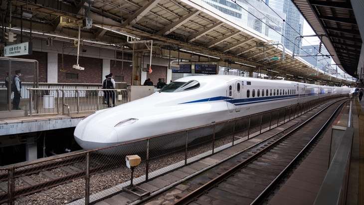 Ein Hochgeschwindigkeitszug Shinkansen steht auf dem Bahnhof der Stadt Tokio. In einem solchen Zug wurde die Schlange gefunden.