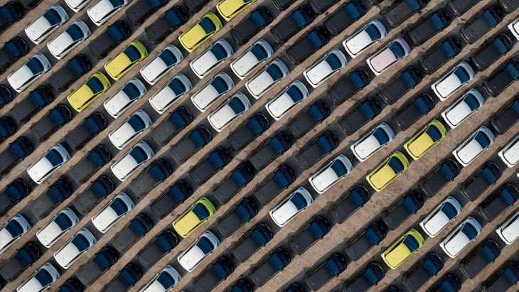 Autos von BYD warten auf die Verschiffung in Schanghai.