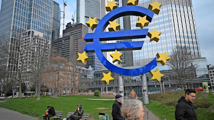 Euro nicht digital: Symbol der Gemeinschaftswährung in Frankfurt am Main