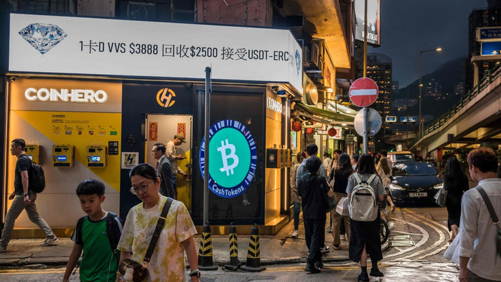 Das Bitcoin-Logo ist in einem Geschäft für Kryptowährung in Hong Kong zu sehen.
