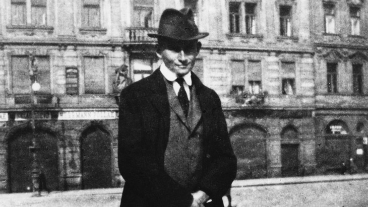 Franz Kafka Anfang der Zweanzigerjahre vor dem Wohnhaus der Familie am Altstäder Ring in Prag