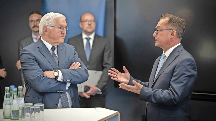 Hoher Besuch: Bundesbankpräsident Nagel (rechts) spricht mit Bundespräsident Steinmeier