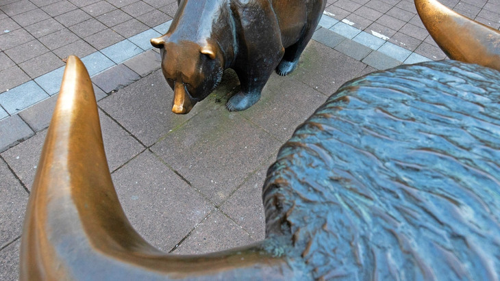 Bulle und Bär stehen vor der Frankfurter Wertpapierbörse.