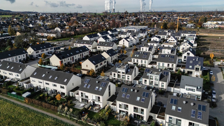 Die Preise für Häuser und Wohnungen in Deutschland sind auf Jahressicht deutlich gefallen.