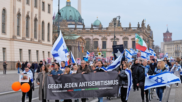 Demonstrationszug vor der Berliner Humboldt-Universität