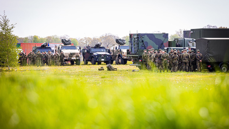 Suche nach Arian: Soldaten der Bundeswehr besprechen sich am Samstag in Bremervörde neben ihren Fahrzeugen.
