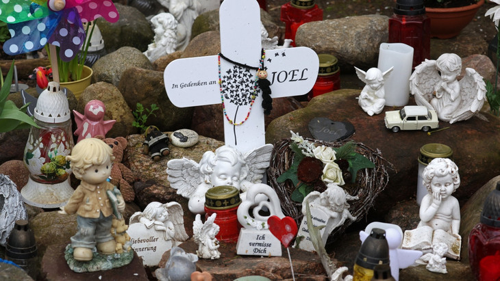 Mecklenburg-Vorpommern, Pragsdorf: Kreuze, Figuren, Kerzen und Blumen stehen an der Stelle, wo der sechsjährige getötete Joel gefunden wurde.