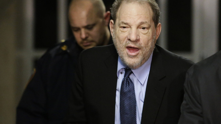 Harvey Weinstein antwortet auf Fragen von Journalisten beim Verlassen eines Gerichtssaals.