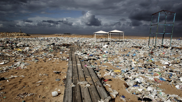 Plastikmüll an einem Mittelmeerstrand im Libanon.