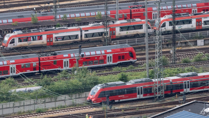 Wegen Unwetterschäden kommt es am Dienstag noch zu Verspätungen und Zugausfällen im S-Bahn-Verkehr rund um Frankfurt.