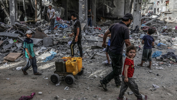 Palästinenser inspizieren am 25. April 2024 ein Haus in Rafah, das nach einem israelischen Luftangriff zerstört wurde