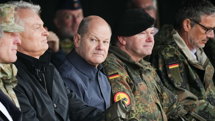 Bundeskanzler Olaf Scholz und Litauens Präsident Gitanas Nauseda (links von Scholz)