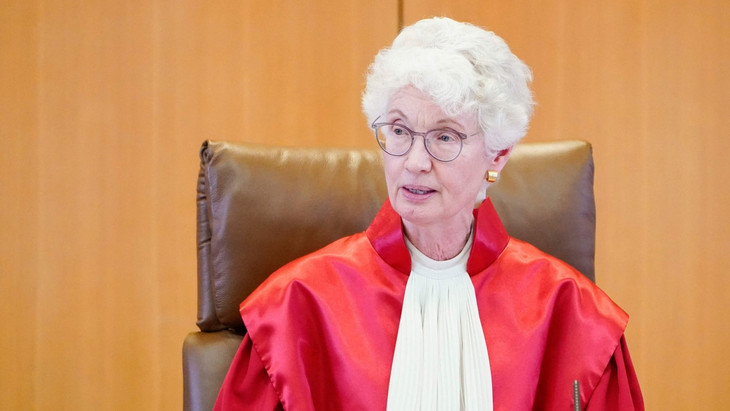 Die Vizepräsidentin des Bundesverfassungsgerichts, Doris König, auf der Richterbank in Karlsruhe.