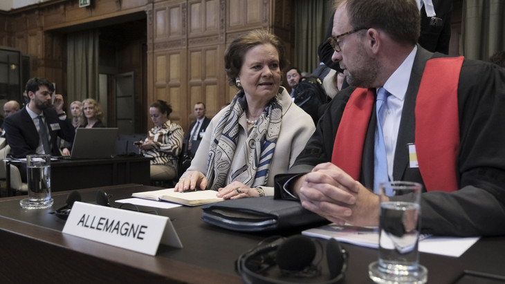 Tania von Uslar-Gleichen, Leiterin der Rechtsabteilung des Auswärtigen Amtes, und Christian J. Tams, Mitglied des deutschen Anwaltsteams, vor dem Internationalen Gerichtshof