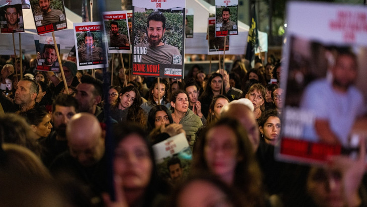 Demonstranten in Tel Aviv fordern die Freilassung der im Gazastreifen festgehaltenen Geiseln. (Archivbild)