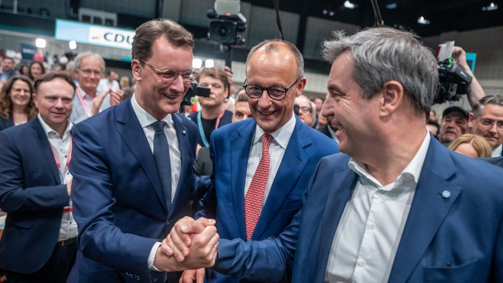 Hendrik Wüst, Friedrich Merz und der CSU-Vorsitzende Markus Söder stehen beim CDU-Bundesparteitag vergangenen Dienstag zusammen.