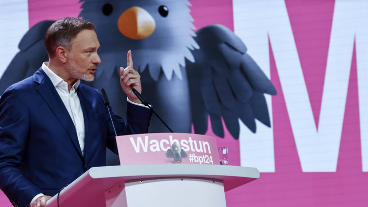 FDP-Chef Christian Lindner am Samstag in Berlin vor einem überlebensgroßen Bundesadler-Baby