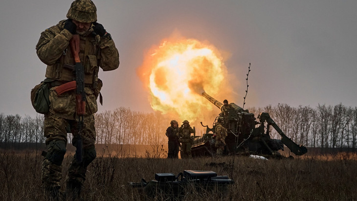 Ukrainische Soldaten feuern im Dezember 2022 nahe Bachmut auf russische Stellungen.