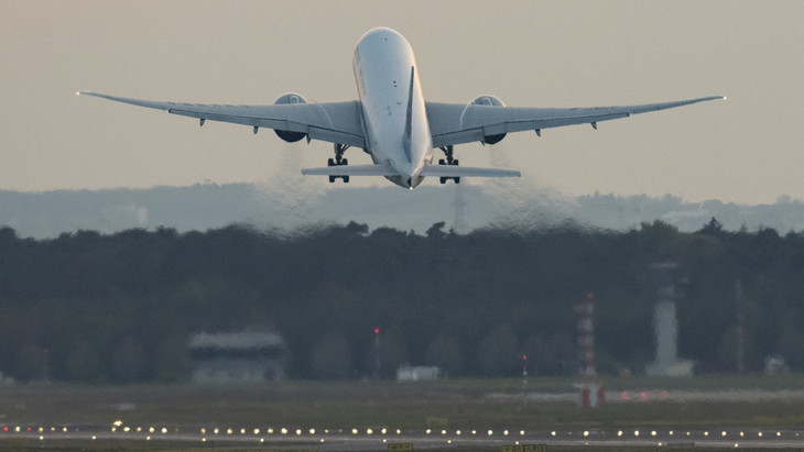 Unaufschiebbarer Flug, Ausgleich kann helfen: Deutsche gleichen gern ihre CO2-Emissionen aus.