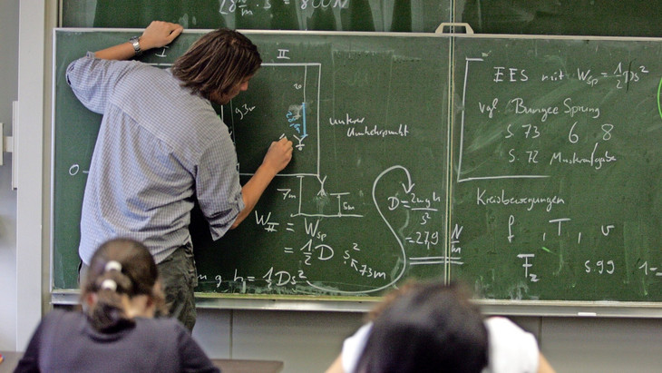 Die Schulen suchen Naturwissenschaftler, die den Quer- oder Seiteneinstieg wagen: Physikunterricht in Baden-Württemberg